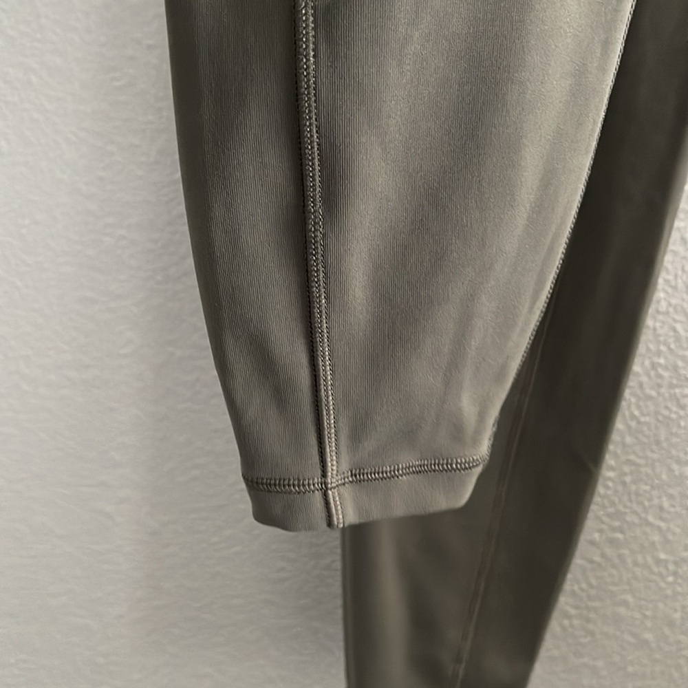 Lululemon Speed Up Mid Rise Legging Size 8 - Picture 3 of 10